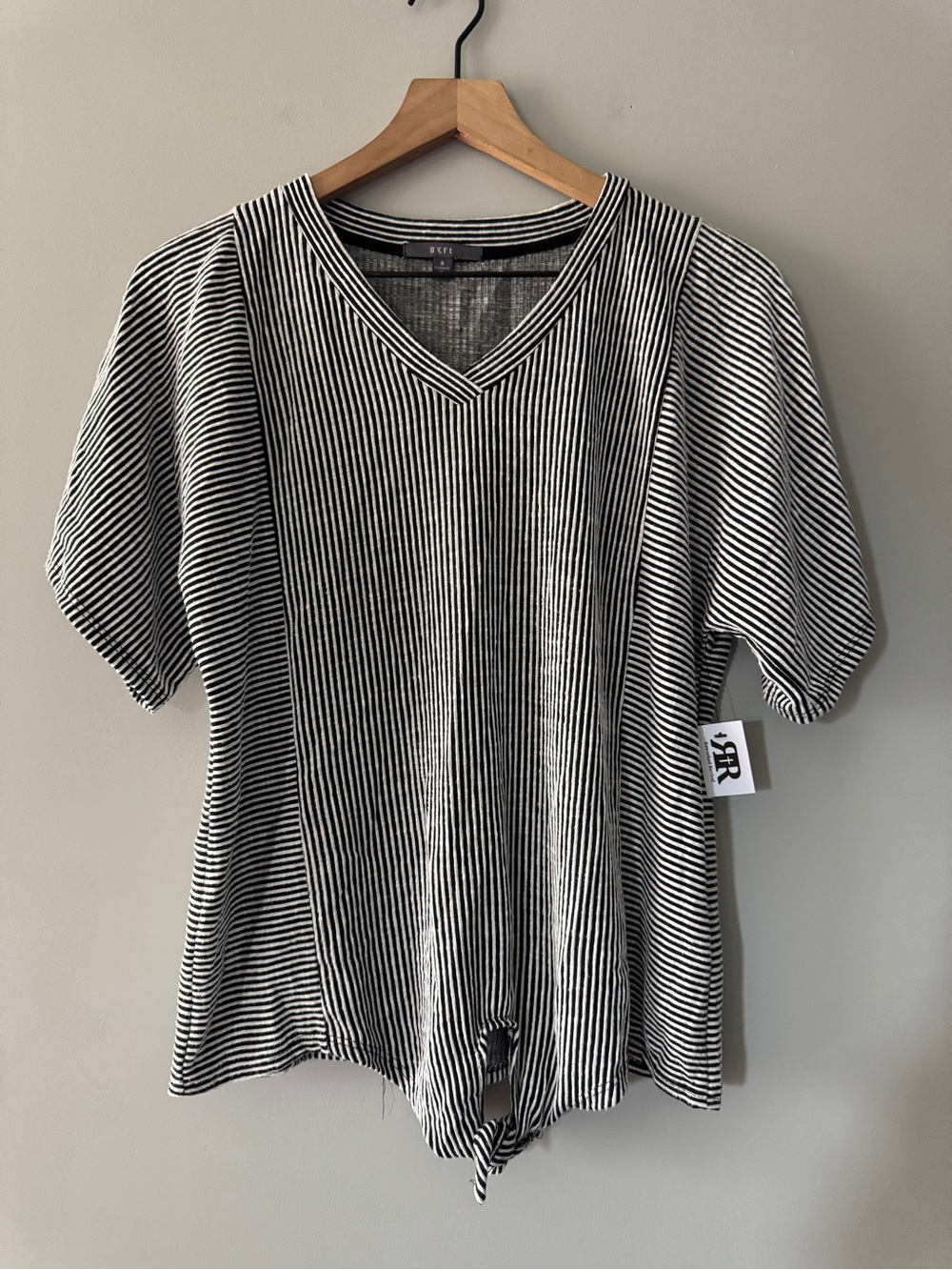 Gyft | black and white stripe top | S